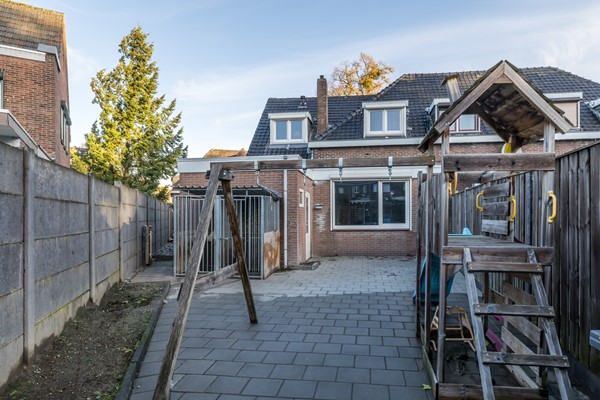 Foto - Verkocht onder voorbehoud: Instapklare gemoderniseerde hoekwoning uit 1920 met 4 slaapkamers, aanbouw met leef keuken en bijkeuken, eigen oprit (2 auto's) en een onderhoudsvriendelijke tuin gelegen op het Zuiden.